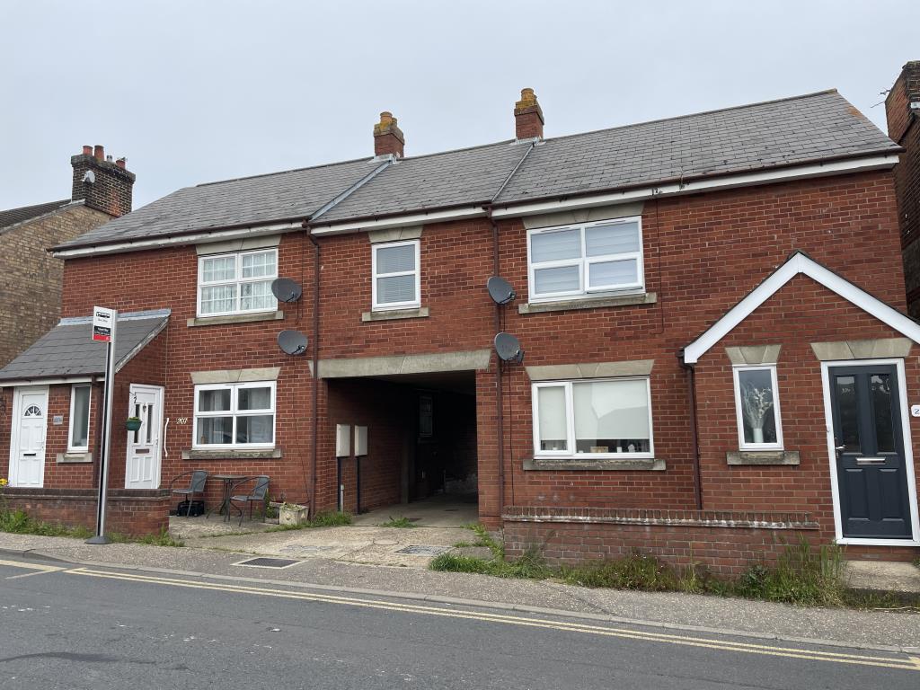 Lot: 40 - VACANT MAISONETTE FOR INVESTMENT - Exterior image of one bed flat in Colchester Essex for auction